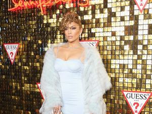 Wow Banget, Jennifer Lopez Pakai Anting Seharga Rumah ke Red Carpet