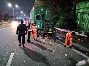 Dua Orang Tewas Akibat Kecelakaan Truk di Tol Bintara