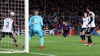 Barca memecahkan kebuntuan di menit ke-67 setelah Suarez menyundul umpan silang Messi untuk menjebol gawang Valencia. Foto: Albert Gea/Reuters