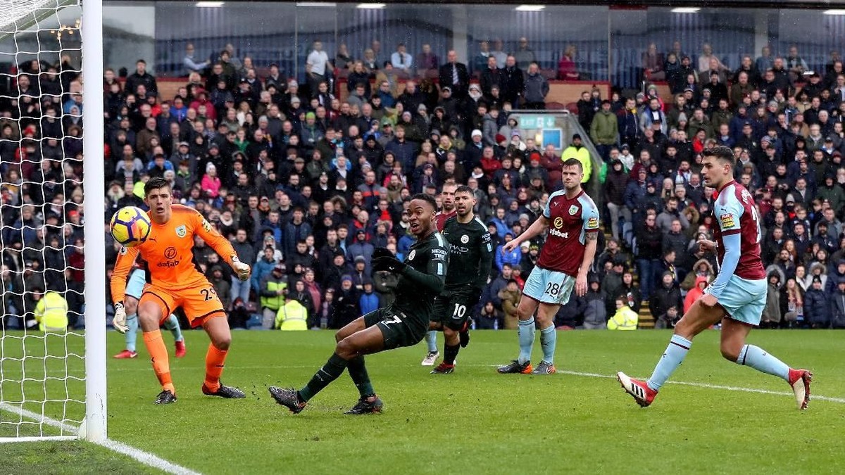 Raheem Sterling membuang peluang emas untuk mencetak gol (Ian MacNicol/Getty Images)
