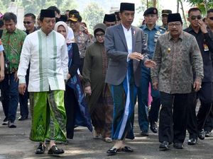 Bersarung, Jokowi Hadiri Haul Ponpes di Situbondo Bareng Romi Bersarung, Jokowi Hadiri Haul Ponpes di Situbondo Bareng Romi