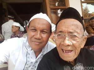 Mbah Sarman, Berusia Seabad dan Masih Rajin Ngaji di Ponpes Gus Mus