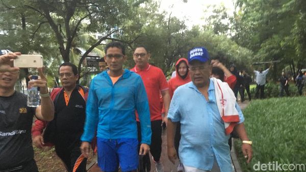 Kompak Berbaju Biru, Ini Gaya Sandiaga-Hotman Paris Lari Bareng