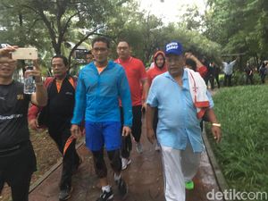 Kompak Berbaju Biru, Ini Gaya Sandiaga-Hotman Paris Lari Bareng