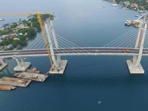 Siang Malam, Jembatan Terpanjang di Timur RI Ini Tetap Cantik