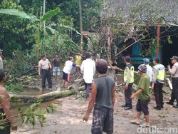 Puting Beliung Rusak Belasan Rumah dan Tumbangkan Puluhan Pohon