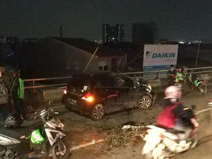 Tabrak Pembatas Jalan di Flyover Ciputat, Mobil Ringsek