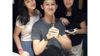 So Sweet! Ini 10 Potret Mesra Sissy Priscillia Saat Makan Bersama Keluarga