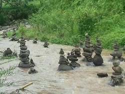 Batu Bersusun Misterius di Sungai Cidahu Dibuat Sekelompok Pemuda