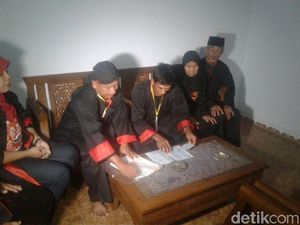 Unik, Petugas Pemutakhiran Data di Ponorogo Pakai Baju Ala Warok