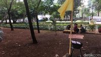 Foto: Bendera Kuning di Lokasi Pelukis Dwi Setiawan Dililit Sanca
