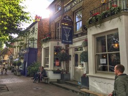 Wah, Netizen Ini Dibully karena Beri Satu Bintang Pada Review Pub di Inggris