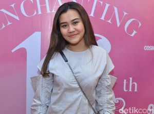 Foto di Tepi Pantai Pakai Swimsuit, Aaliyah Massaid Dipuji Mulus