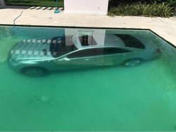 Putus Cinta, Wanita Ini Tenggelamkan Mobil Pacarnya