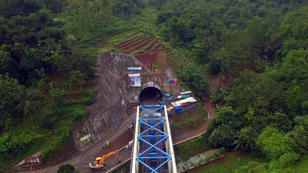 Foto Terowongan Tembus Gunung yang Dibangun Pakai Utang ke Rakyat