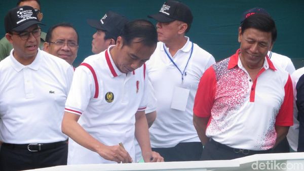 Gaya Jokowi Berkaus Polo Saat Resmikan Lapangan Tenis Senayan