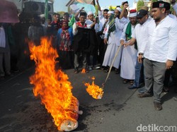 Demo Dukung Bikin Macho Waria, Massa Bakar Boneka Hello Kitty