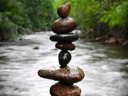 Susunan Batu Nyentrik di Sungai Cidahu dan Teknik Rock Stacking