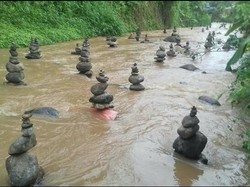 Viral Batu Tersusun Rapi di Sungai Cidahu dan Dikaitkan Hal Mistis