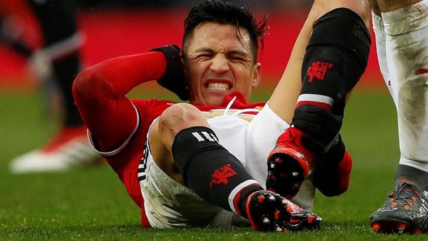 Alexis Sanchez sering dilanggar oleh pemain-pemain Huddersfield Town.