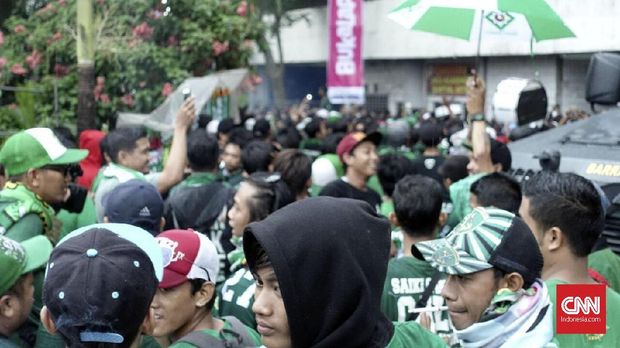 Suporter Persebaya, Bonek tetap tertib usai pertandingan meskipun timnya kalah.