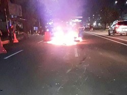 Motor Terbakar di Pancoran, Masih Ditangani Petugas Damkar