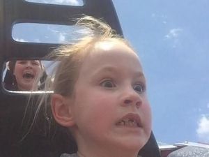 Ekspresi Kocak Naik Roller Coaster, Wahana yang Punya Manfaat Kesehatan