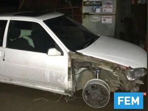 Kendarai Mobil Tanpa Ban Depan, Pengemudi Ini Kena Tilang Polisi
