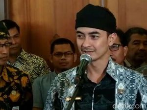 Zumi Zola, Tak Ditahan Pasca Diperiksa Lalu Nongol di Acara KPK Zumi Zola, Tak Ditahan Pasca Diperiksa Lalu Nongol di Acara KPK