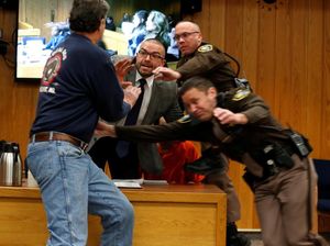 Dramatis! Ayah Korban Pelecehan Seks Serang Pelaku di Ruang Sidang