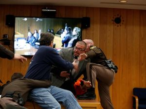 Foto: Ayah Korban Pelecehan Seks Serang Pelaku di Ruang Sidang