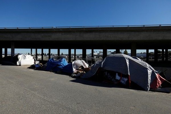 Sebuah tenda gelandangan tampak berada di jalur trotoar di kota San Francisco. San Francisco adalah pusat perusahaan teknologi tinggi Amerika Serikat yang biasa disebut Silicon Valley. Foto: Reuters
