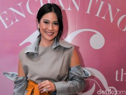 Dian Sastro Panjang Lebar Soal Kain Sumba
