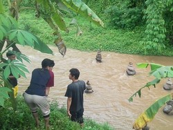 Apa Makna di Balik Batu Bersusun Misterius di Sungai Cidahu?