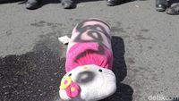 Saat Boneka Hello Kitty Dibakar di Aksi Dukung Bikin Macho Waria