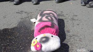 Saat Boneka Hello Kitty Dibakar di Aksi Dukung Bikin Macho Waria