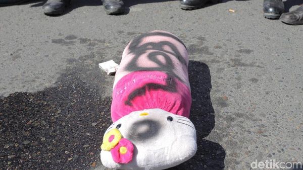 Saat Boneka Hello Kitty Dibakar di Aksi Dukung Bikin Macho Waria