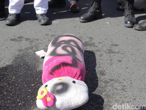 Saat Boneka Hello Kitty Dibakar di Aksi Dukung Bikin Macho Waria