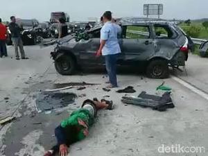 Mobil Rombongan Bonek Terguling di Tol Jombang, Ini Penyebabnya Mobil Rombongan Bonek Terguling di Tol Jombang, Ini Penyebabnya