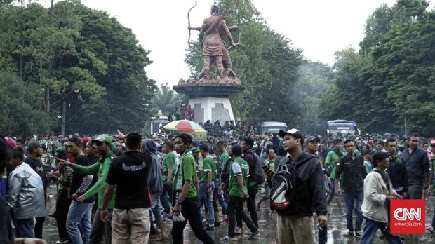 Suporter Persebaya, Bonek, lebih mendominasi di Stadion Manahan, Solo, Sabtu (3/2).