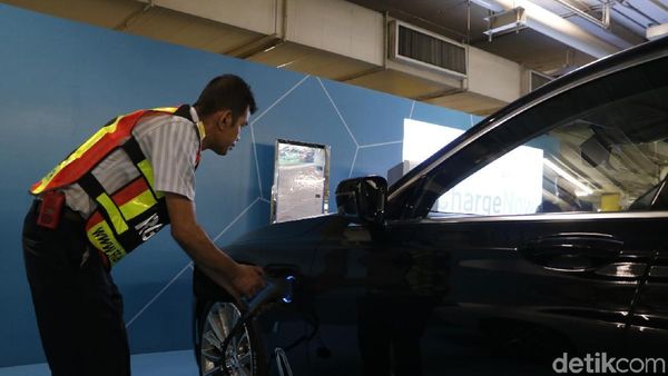 Merasakan Fasilitas Pengisian Baterai Mobil Listrik di Thailand