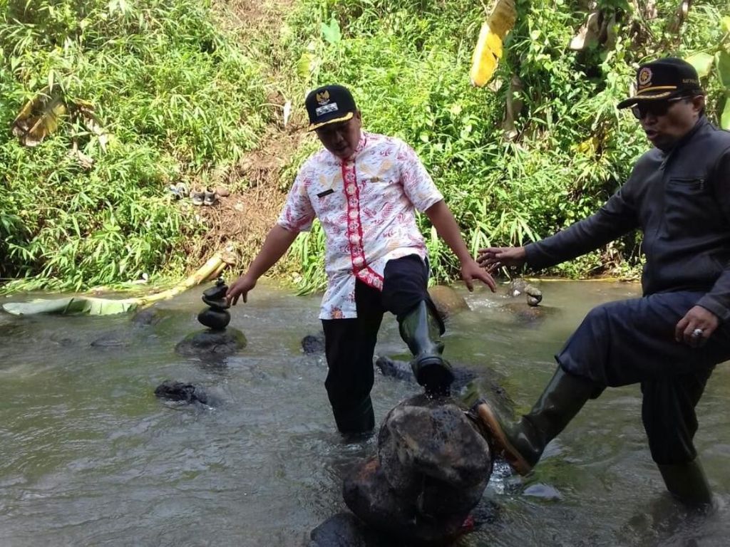 Ini Batu Bersusun Misterius yang Dihancurkan karena Isu Mistis Ini Batu Bersusun Misterius yang Dihancurkan karena Isu Mistis