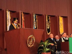 Pakai Toga, Sri Mulyani Hadiri Acara Wisuda di UI