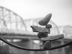 Bikin Tenang, Rock Balancing Disebut Punya Manfaat Mirip Yoga