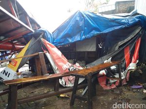 Baliho Roboh Timpa Ibu dan Anak Balitanya di Yogyakarta Baliho Roboh Timpa Ibu dan Anak Balitanya di Yogyakarta