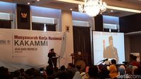 Gaya Fahri Hamzah Angkat Kartu Merah untuk Jokowi