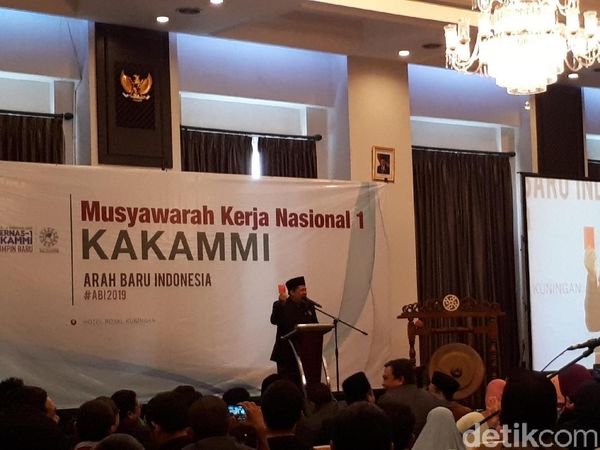 Gaya Fahri Hamzah Angkat Kartu Merah untuk Jokowi