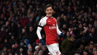 Mesut Oezil juga layak masuk starting XI lantaran penampilannya yang cukup konsisten di Arsenal. Gelandang asal Jerman itu sudah bikin 14 assist di semua ajang musim ini. (Foto: Dylan Martinez/Reuters)