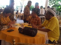 Dapat SK Menkumham, Golkar Gelar Syukuran di Rumah Airlangga