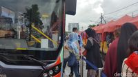Warga Serbu TransJ Tanah Abang Explorer yang Kembali Beroperasi